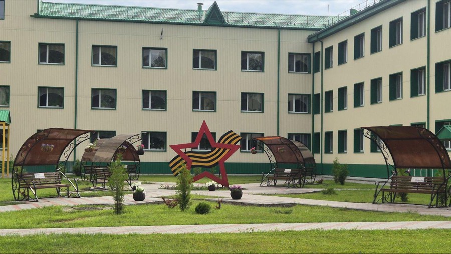Ялуторовский дом-интернат — фасад корпуса, скамейки